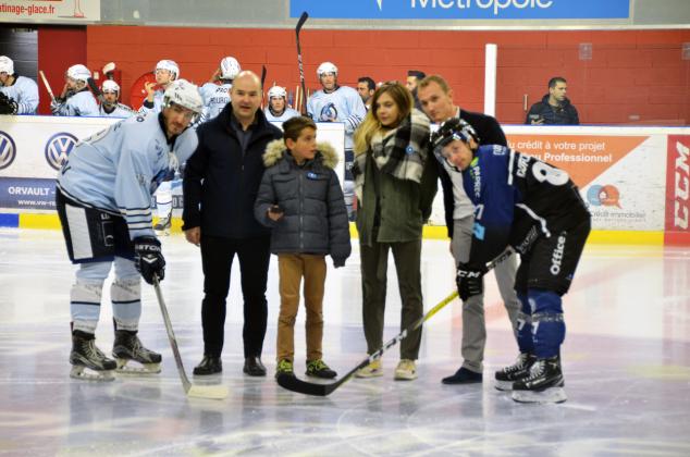 Coup d'envoi de la rencontre donné par Léa et Nohlan, pupilles de la Nation