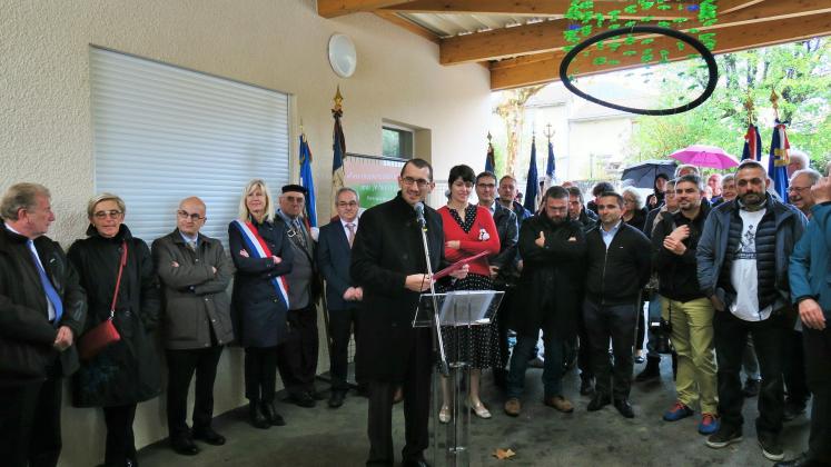 De nombreuses personnes et personnalités publiques étaient rassemblées pour l'ouverture du cycle d'expositions