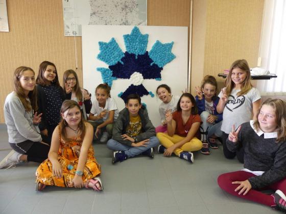 Les participants au projet devant leur travail