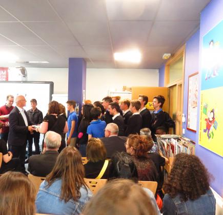 Les élèves de Troisième E du collège Le Prieuré sont fiers de recevoir leur 1er prix dans la catégorie "groupe" pour leur bd intitulée " Raconter pour surmonter