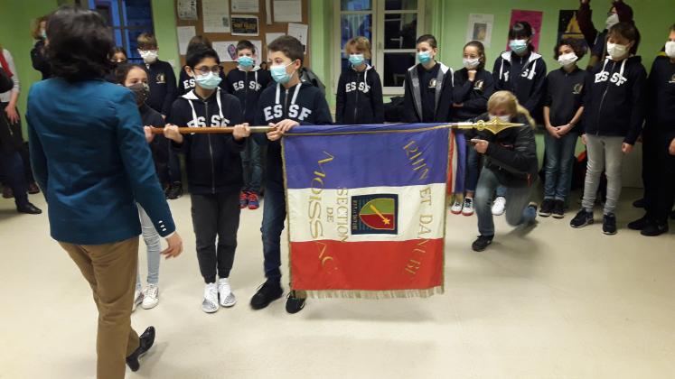 Remise du drapeau par madame la sous-préfète à trois élèves de la classe de 6ème défense et sécurité globale du collège La Sainte Famille de Moissac.