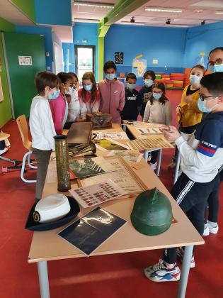 Les élèves autour du jeu "Le parcours du combattant" 