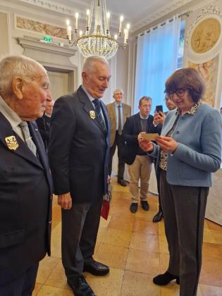 Les récipiendaires et Madame la préfète