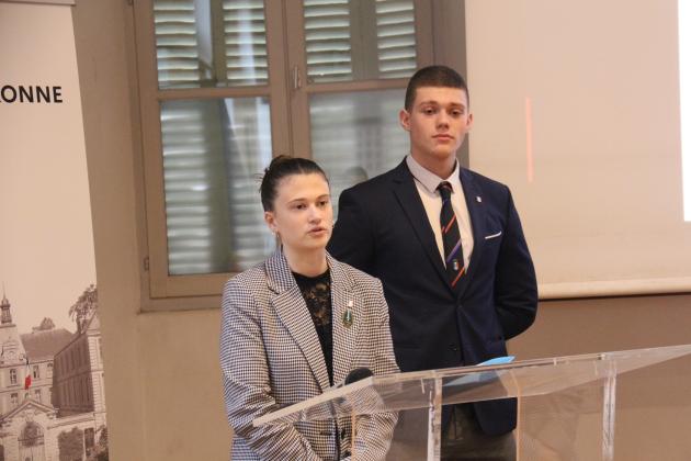 Deux jeunes présentant leur engagement 