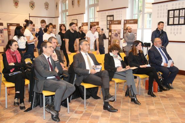 L'assitance écoutant les présentations des jeunes engagés