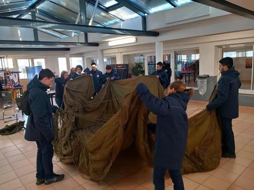 Pliage de parachute lors de la Guerre d'Algérie