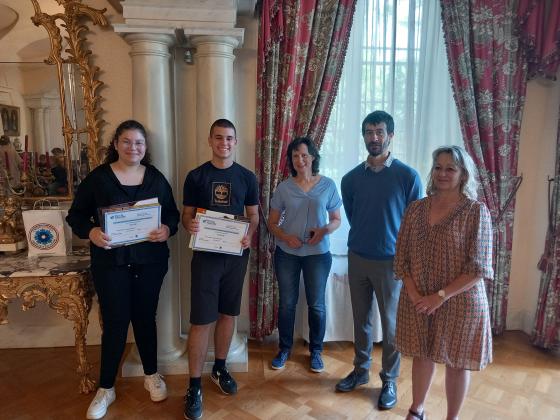 Les Lauréats, leur enseignate et la proviseure de l'établissement