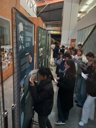 Les élèves de Terminales devant l'exposition