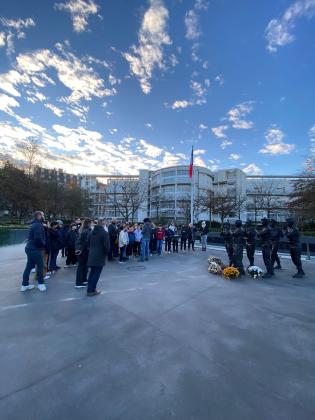 Les élèves écoutant le médiateur de l'ONaCVG Arnaud devant le monument aux morts pour la France en Opérations Extérieures. 