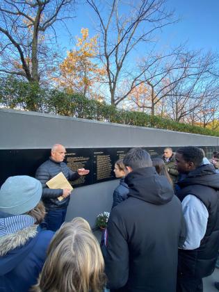 Jean-Christophe, organisateur du voyage mémoriel, évoque le plan hommage devant les élèves.