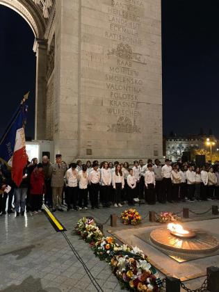Les élèves sous l'arc de triomphe quelques minutes avant d'interpréter leur chant. 