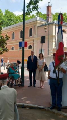 Geneviève de Galard découvrant la plaque