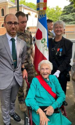 Le directeur du service départemental de l'ONaCVG de la Haute-Garonne à côté de Mme Geneviève de Galard et du drapeau de la SMLH. 