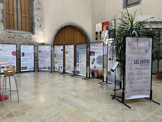 Mise en place de l’exposition à l’atrium P. Mendes France Aurillac © Mairie d’Aurillac