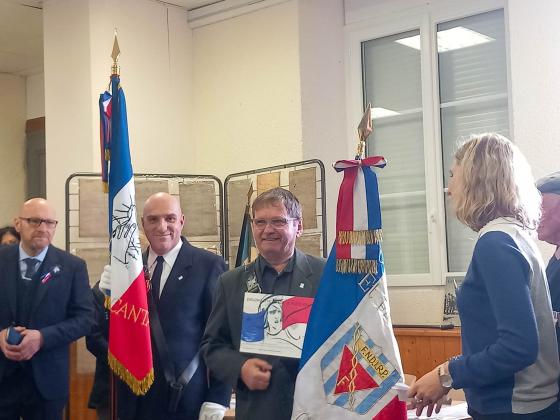 Remises de l’insigne en bronze de porte-drapeau avec palme argentée   et du diplôme d’honneur de porte-drapeau par Mme Messaline SCHULTZ-LE BOZEC à M. Patrick Aymar porte-drapeau de l’association Les  Amis de la Fondation pour la Mémoire de la Déportation.