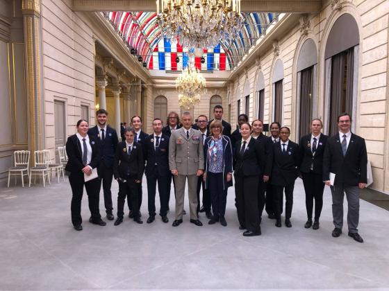 À l’occasion du 11 novembre 2024, l’Office national des combattants et des victimes de guerre a invité quinze pupilles de la Nation et deux pupilles de la République ainsi que seize jeunes porte-drapeaux à participer aux cérémonies. Les départements du maillage territorial et des associations ainsi que de la solidarité de l’Office ont encadré et accompagné les participants au cours de ce séjour placé sous le signe de la cohésion et de la mémoire, et financé par les crédits du Bleuet de France. Les pupilles 