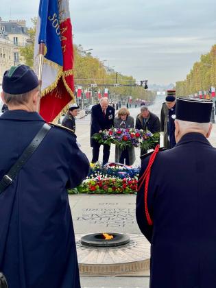Dépot de gerbe durant la veillée du 11 Novembre
