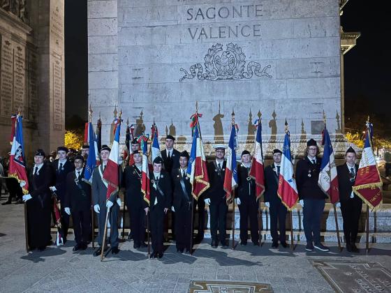Les jeunes porte-drapeaux sous l'arc de Triomphe
