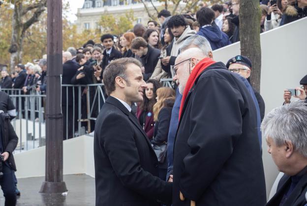 Le président salue les participants