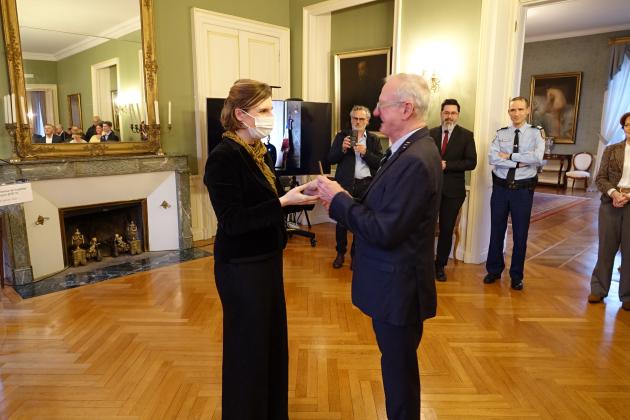 Mme Messaline SCHULTZ-LE BOZEC, Directrice du service départemental de l’ONaCVG du Cantal remettant à un parrain de l’EJPD15 son trophée. 