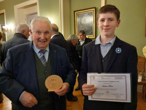 Le porte-drapeau et son parrain