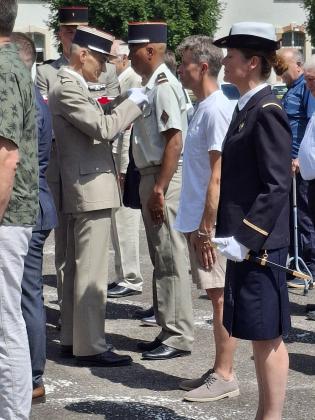 remise de la croix du combattant par le LCL Etienne Royal
