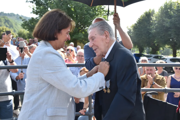 Cérémonie du 13 août 2025 - Mme Michèle DUMONT, présidente de la section du Cantal de la société des membres de la Légion d’honneur remet la distinction à José ZUCCA © A. ALBISSON