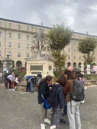 Les élèves devant l'un des monuments du parcours