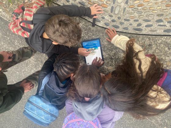 Les élèves répondant à une énigme