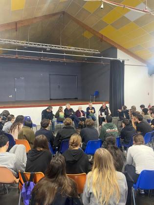 Les élèves écoutant le témoignage de Christiane Saldias