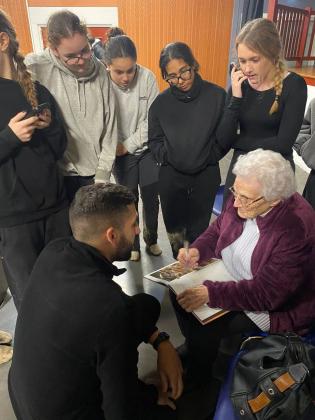 Dédicace de la bande dessinée sur le réseau Comète par Christiane Saldias