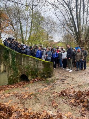 Les élèves sur le pont du diable à Larresore