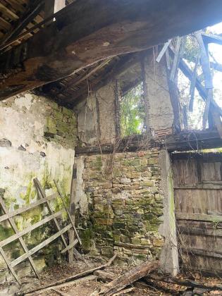 L'intérieur de la bergerie en ruine