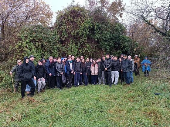 Les élèves et participants à la marche devant la bergerie en ruine