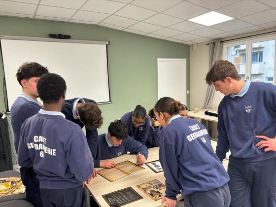 Les jeunes cadets résolvant des énigmes