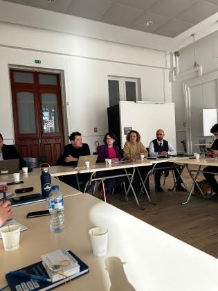 Le département solidarité présentant les actualités en matière de solidarité