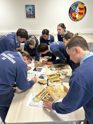 Les jeunes cadets recherchant des indices