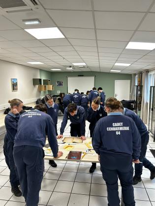 Vue d'ensemble : les jeunes séparés en deux équipes